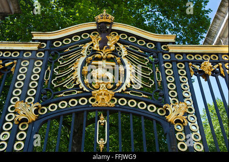 Il Canada cancello ornato con decorazioni dorate vicino a Buckingham Palace, London, Regno Unito. Foto Stock