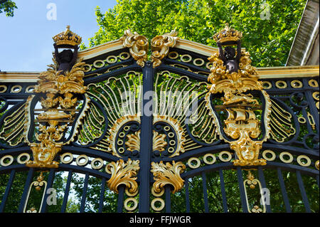 Canada Memorial con cancello dorato ornamenti dorati nel parco verde vicino a Buckingham Palace, London, Regno Unito. Foto Stock