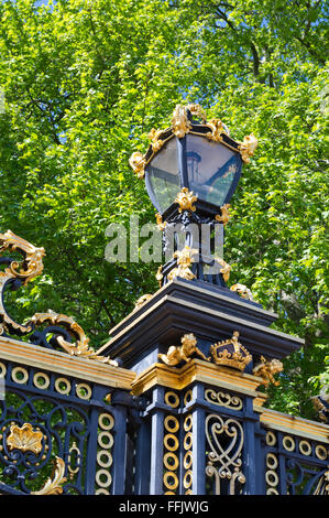 Canada Memorial con cancello dorato ornamenti dorati nel parco verde vicino a Buckingham Palace, London, Regno Unito. Foto Stock