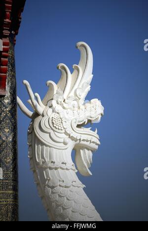 White re serpente o re di naga statua nel tempio thailandese Foto Stock