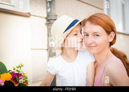 Ritratto di madre in figlia in città Foto Stock