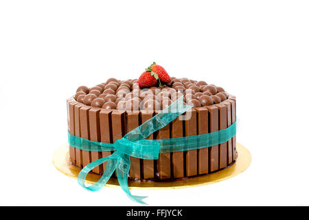 Torta al cioccolato decorata con barra di cioccolato e maltesers Foto Stock