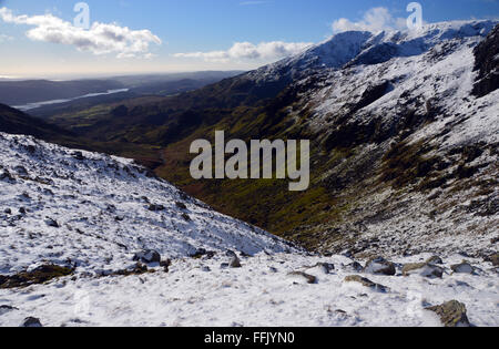 Guardando verso sud per le miniere di rame e Valle dell rosso Beck dalle pendici del Wetherlam con Coniston Old Man sopra in inverno Foto Stock