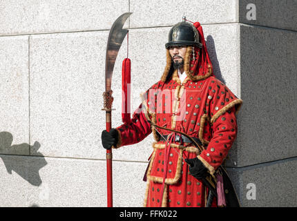 Seoul, Corea del Sud - 11 Gennaio 2016: Seoul, Corea del Sud il 11 gennaio 2016 in costumi tradizionali dal gate di Gwanghwamun Foto Stock