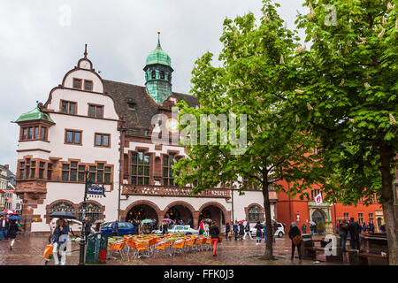 La gente a piedi alla Piazza del Municipio (Rathausplatz) in Freiburg im Breisgau city, Baden-Württemberg, Germania Foto Stock