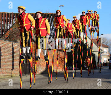 AALST, Belgio 17 GENNAIO 2016: la delegazione di Royal Stiltwalkers durante il Sant'Antonio parata in Herdersem vicino a Aalst. Foto Stock