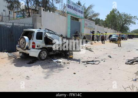 (160215) -- Mogadiscio, Feb 15, 2016 (Xinhua) -- foto presa nel febbraio 15, 2016 mostra il sito di una vettura di esplosione a Mogadiscio, in Somalia. Un ex Somalo il ministro della difesa è stato ucciso lunedì in un auto di esplosione a Mogadiscio, polizia hanno confermato. (Xinhua/Faisal Isse) (zjy) Foto Stock