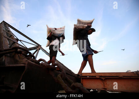 Yangon, Myanmar. 15 Feb, 2016. Gli operai lavorano a un pontile a Yangon, Myanmar, Feb 15, 2016. Myanmar si sta preparando per una discussione sul Myanmar il ruolo sulla creazione di opportunità di lavoro nella catena logistica globale in occasione di una riunione dell' Organizzazione Internazionale del Lavoro (OIL) in giugno, media ufficiali ha riferito Lunedi. © U Aung/Xinhua/Alamy Live News Foto Stock