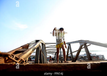 Yangon, Myanmar. 15 Feb, 2016. Gli operai lavorano a un pontile a Yangon, Myanmar, Feb 15, 2016. Myanmar si sta preparando per una discussione sul Myanmar il ruolo sulla creazione di opportunità di lavoro nella catena logistica globale in occasione di una riunione dell' Organizzazione Internazionale del Lavoro (OIL) in giugno, media ufficiali ha riferito Lunedi. © U Aung/Xinhua/Alamy Live News Foto Stock