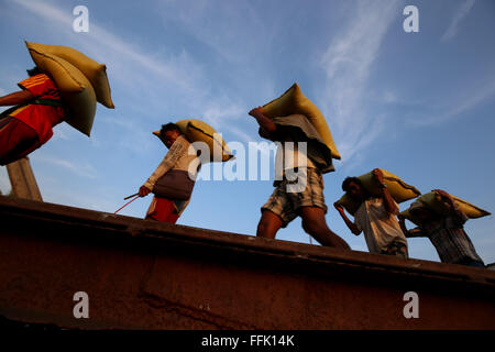 Yangon, Myanmar. 15 Feb, 2016. Gli operai lavorano a un pontile a Yangon, Myanmar, Feb 15, 2016. Myanmar si sta preparando per una discussione sul Myanmar il ruolo sulla creazione di opportunità di lavoro nella catena logistica globale in occasione di una riunione dell' Organizzazione Internazionale del Lavoro (OIL) in giugno, media ufficiali ha riferito Lunedi. © U Aung/Xinhua/Alamy Live News Foto Stock