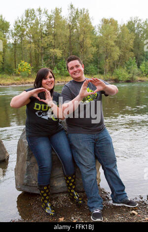 SPRINGFIELD, o 14 SETTEMBRE 2011: fidanzati accanto a un fiume in Oregon Ducks football team gear abbigliamento. Foto Stock