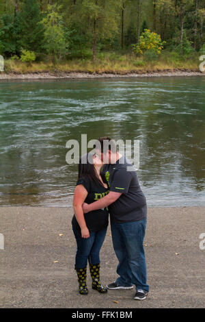 SPRINGFIELD, o 14 SETTEMBRE 2011: fidanzati accanto a un fiume in Oregon Ducks football team gear abbigliamento. Foto Stock