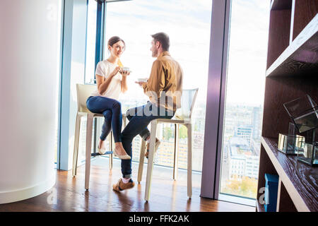 Matura in appartamento avente una pausa caffè Foto Stock