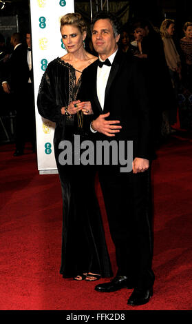 Londra, Regno Unito. 14 Febbraio, 2016. Sunrise Coigney & Mark Ruffalo frequentando il EE Accademia Britannica Film Awards nel 2016 presso la Royal Opera House Covent Garden di Londra 14 febbraio 2016 Credit: Peter Phillips/Alamy Live News Foto Stock