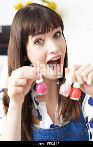 Femmina presentando Vlogger compongono tutorial video Foto Stock