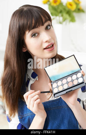 Femmina presentando Vlogger compongono tutorial video Foto Stock
