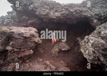 Padre Pio, vista di una statuetta di Padre Pio posta in una piccola grotta lavica nei pressi del cratere vulcanico alla sommità del Vesuvio, Napoli, Italia. Foto Stock