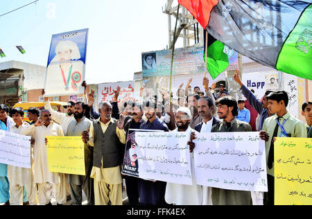 Gli attivisti del partito dei popoli (Shaheed Bhutto Gruppo) chant slogan peggiore sui gas di alleggerimento del carico durante la manifestazione di protesta a Benazir Bhutto Press Club in Naundero Lunedì, 15 febbraio 2016. Foto Stock