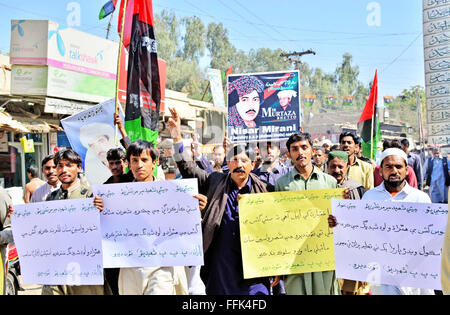 Gli attivisti del partito dei popoli (Shaheed Bhutto Gruppo) chant slogan peggiore sui gas di alleggerimento del carico durante la manifestazione di protesta a Benazir Bhutto Press Club in Naundero Lunedì, 15 febbraio 2016. Foto Stock