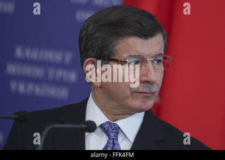 Kiev, Ucraina. 15 Feb, 2016. Il Primo Ministro Arseniy Yatsenyuk si è incontrato con il Primo Ministro turco Ahmet Davuoglu © Nazar Furyk/ZUMA filo/Alamy Live News Foto Stock