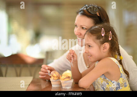 La ragazza e la madre a mangiare il gelato Foto Stock