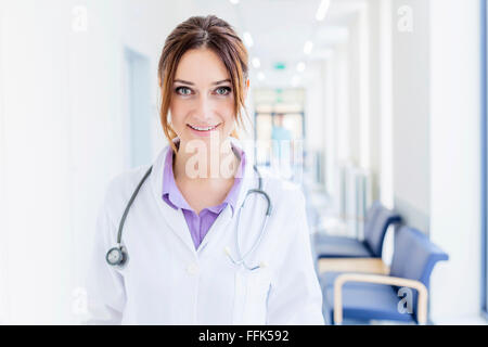Ritratto di donna medico in ospedale Foto Stock