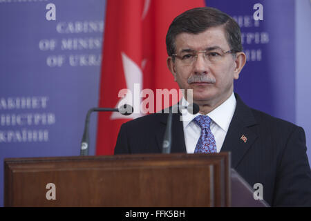 Kiev, Ucraina. 15 Feb, 2016. Il Primo Ministro Arseniy Yatsenyuk si è incontrato con il Primo Ministro turco Ahmet Davuoglu © Nazar Furyk/ZUMA filo/Alamy Live News Foto Stock