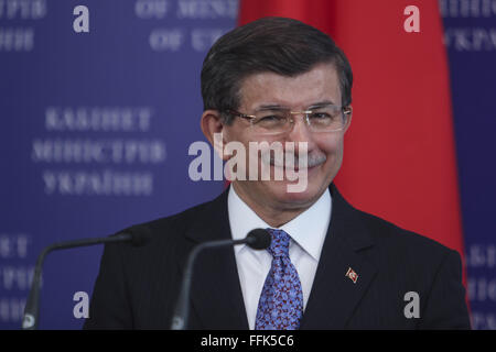 Kiev, Ucraina. 15 Feb, 2016. Il Primo Ministro Arseniy Yatsenyuk si è incontrato con il Primo Ministro turco Ahmet Davuoglu © Nazar Furyk/ZUMA filo/Alamy Live News Foto Stock