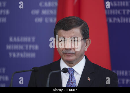 Kiev, Ucraina. 15 Feb, 2016. Il Primo Ministro Arseniy Yatsenyuk si è incontrato con il Primo Ministro turco Ahmet Davuoglu © Nazar Furyk/ZUMA filo/Alamy Live News Foto Stock