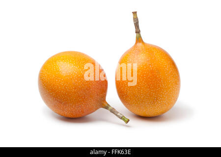 Tutta arancione frutto della passione isolati su sfondo bianco Foto Stock