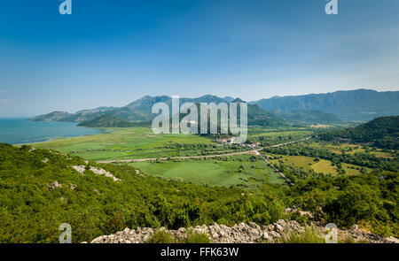 Montenegro paesaggio con città Virpazar, lago di Skadar national park e la gamma di montagna Foto Stock