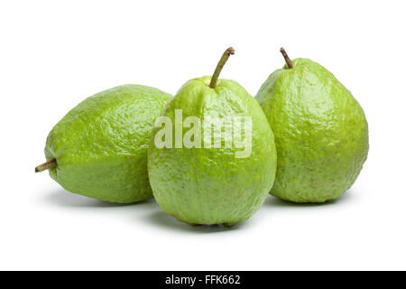 Intero fresco frutto guava su sfondo bianco Foto Stock