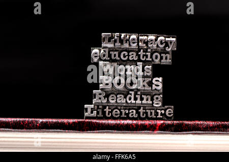 I caratteri di stampa in rilievo l'ortografia educative alfabetizzazione / parole su un libro Foto Stock