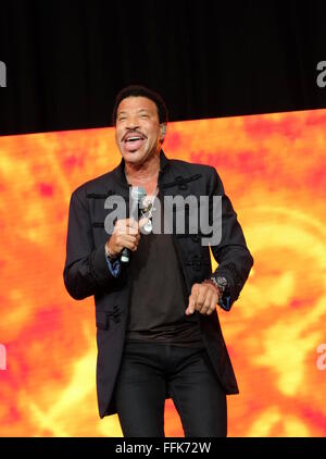 Glastonbury Festival, 28 giugno 2015, UK. Lionel Richie suona dal vivo sulla fase della piramide nel giorno finale di Glastonbury Foto Stock