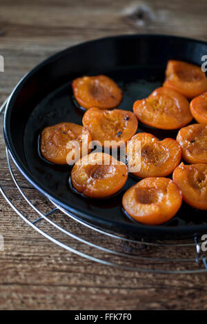 Albicocche arrosto con vaniglia e noce di cocco zucchero e cannella Foto Stock