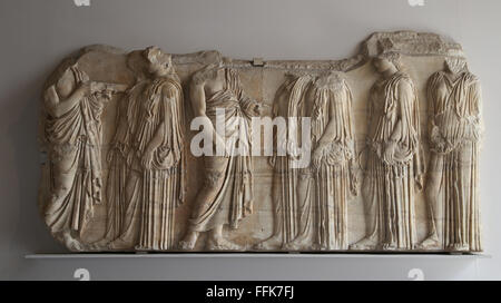 La placca del Ergastines. Frammento dal fregio sul lato est del Partenone. 445-448 A.C. Il marmo. Atene. Foto Stock