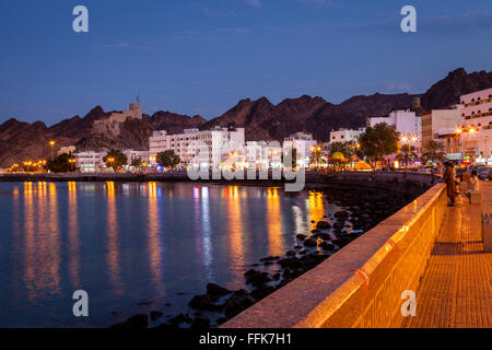 Il Corniche (passeggiata) di notte, Muttrah, Moscato, il sultanato di Oman Foto Stock