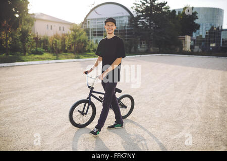 Giovani di biciclette BMX rider Foto Stock