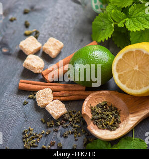 Composizione di tè con bastoncini di cannella, limoni Foto Stock