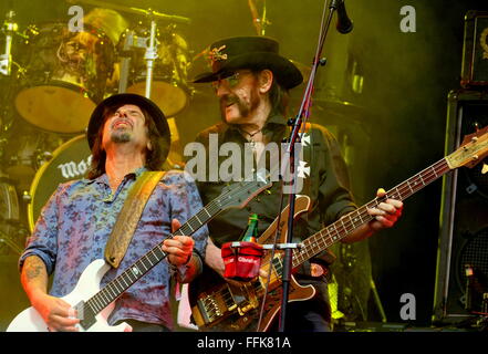 Festival di Glastonbury, Somerset, 26 giugno 2015, Ian Lemmy Kilmister performing live con Motorhead sulla fase della piramide Foto Stock