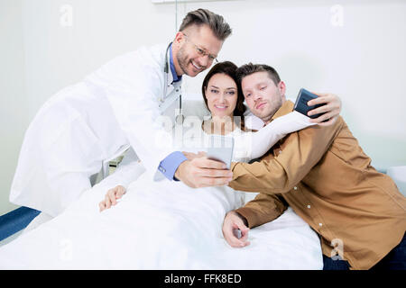 Medico e paziente di sesso femminile rendendo selfies Foto Stock