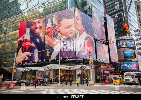 Un inverno a tema billboard Coca-Cola domina una Times Square intersezione in New York Martedì, 9 febbraio 2016. Quarto trimestre profitti per la Coca Cola rose nonostante un calo di Diet Coke vendite. Il volume globale è cresciuto come consumatori raggiunti per alternative più sane di soda. (© Richard B. Levine) Foto Stock