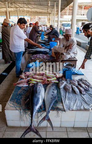 Il mercato del pesce a Muttrah, Moscato, il sultanato di Oman Foto Stock