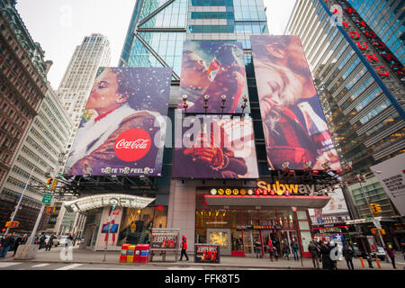 Un inverno a tema billboard Coca-Cola domina una Times Square intersezione in New York Martedì, 9 febbraio 2016. Quarto trimestre profitti per la Coca Cola rose nonostante un calo di Diet Coke vendite. Il volume globale è cresciuto come consumatori raggiunti per alternative più sane di soda. (© Richard B. Levine) Foto Stock