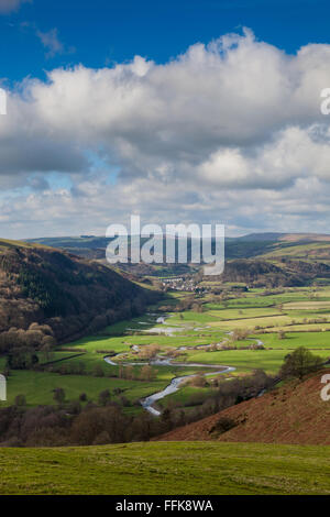 Il fiume teme si snoda attraverso la valle teme da Knucklas verso Knighton lungo l'inglese Welsh Border, Shropshire, Regno Unito Foto Stock
