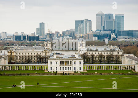 Vista dal parco di Greenwich verso il Museo Marittimo Nazionale, Docklands e da Canary Wharf, London, England, Regno Unito Foto Stock