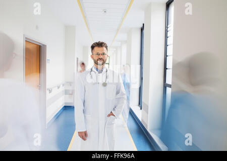 Dottore in piedi nel corridoio della clinica medica Foto Stock