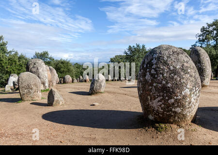 Il Cromlech del megalitico Almendres complessa o Almendres Cromlech, è un gruppo strutturato di menhir vicino a Evora Foto Stock