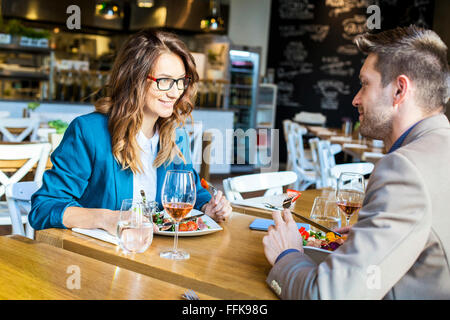 Metà adulto giovane a pranzo in ristorante Foto Stock
