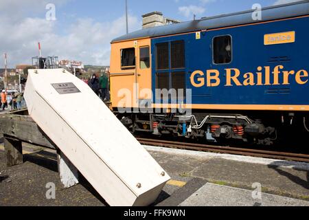 Una bara che commemora la chiusura del porto di Folkestone branchline accanto al diesel elettrico 73 di classe n. 73204 "Janice' Foto Stock